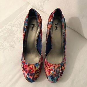 NWOT FIONI “LAGUNA TROPICAL” HEELS SIZE 10